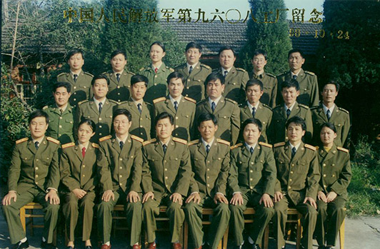 成立安徽神劍化工有限責(zé)任公司。為響應(yīng)中共中央、國(guó)務(wù)院、中央軍委的號(hào)召，管理團(tuán)隊(duì)放棄政府安置，懷揣實(shí)業(yè)報(bào)國(guó)的思想，公司軍轉(zhuǎn)民。